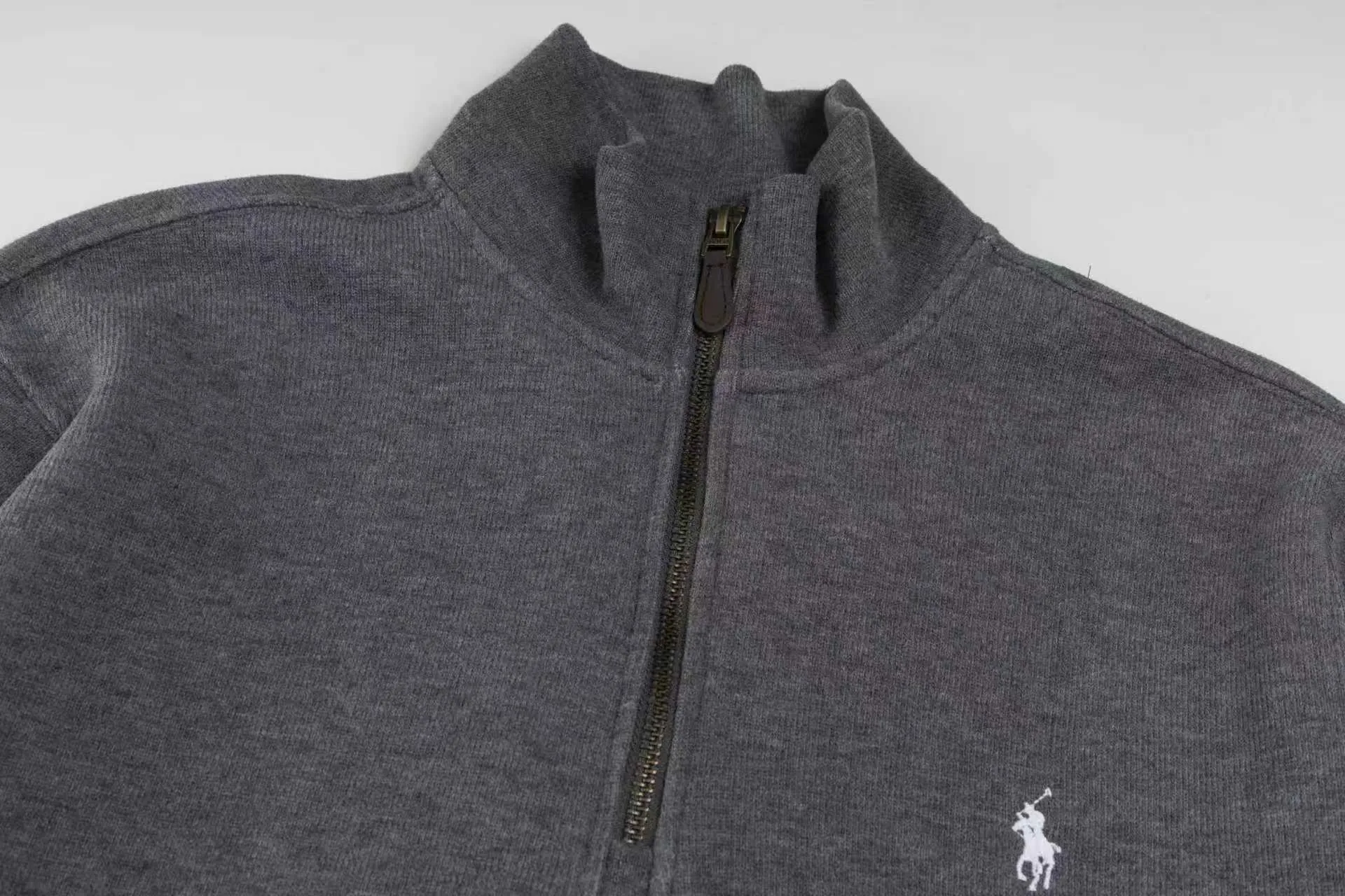 P230 #R97 Ralph lauren twelve-color embroidered pony logo half-zip high-neck long-sleeved knitted sweatshirt. The same style for men and women. The new half-zip sweatshirt for couples to wear in autumn is here! This kind of sweatshirt is really popular this year, even more popular than the hooded sweatshirt. Open the zipper and it can be used as a large lapel, which makes it more fashionable. The color of the classic design of the little war horse on the chest is matched with the embroidery. The simple zipper design echoes the brand logo, so you don’t need to match too much. The sweater version is loose enough! The fabric is custom-woven and dyed 100 cotton. 320g high gram weight 100% cotton knitted cotton with a certain thickness. The fabric is soft and comfortable, and the three-dimensional fabric is full of texture. The stitching is three needles and five threads, which is beautiful and strong. The pattern is also good. Although it is loose, it does not look bulky! - It is not a popular color scheme on the street. The color is pure and highly recommended. The upper body has a particularly high rate of turning heads. Loose style. Big drop shoulder OS style. Same style for men and women. Couple wear. Versatile and practical! Color: Gray, navy, khaki, green label, oatmeal brown label, apricot, black, army green, burgundy, pink, dark gray, light blue, white. Size: S M L XL Length: 70/72/74/76 Bust: 53.5/55.5/57.5/58.5 Shoulder width: 44/45/46/47 Sleeve length: 61/62/63/64